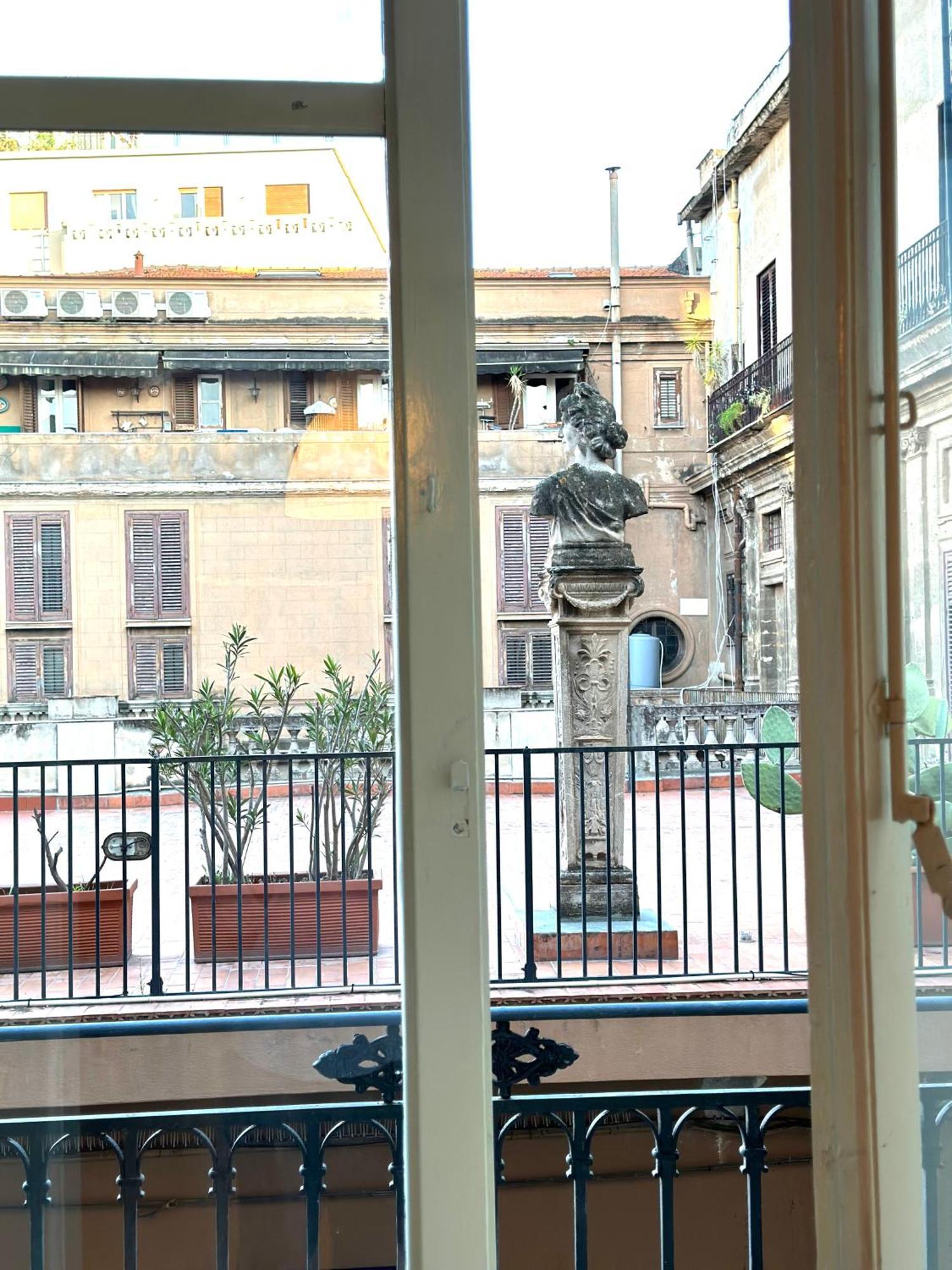 A Un Passo Dal Massimo 2 Apartment Palermo Bagian luar foto