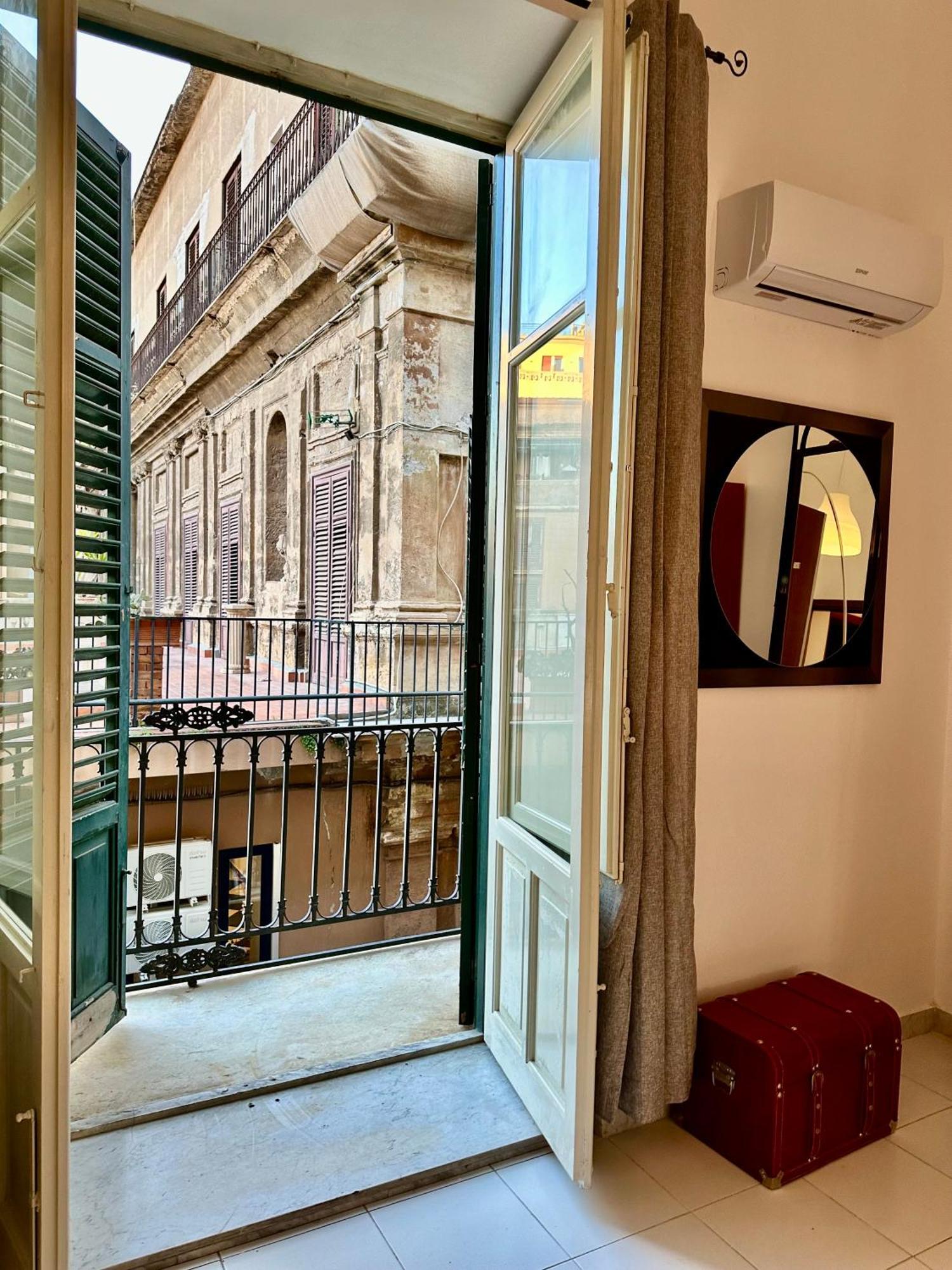 A Un Passo Dal Massimo 2 Apartment Palermo Bagian luar foto
